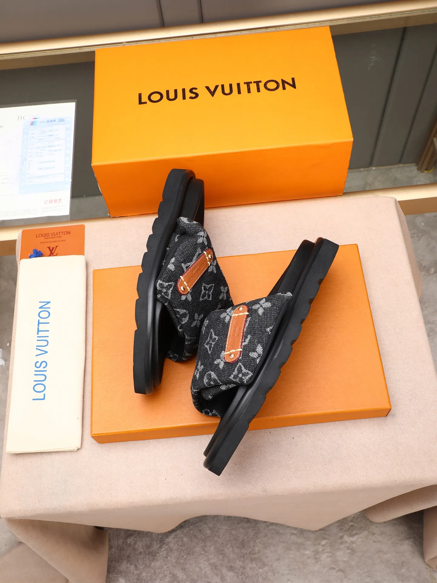 PP360 [LOUIS VUITTON] Louis Vuitton, LV printing, men's and women's slippers are on the market. The drawer box packaging comes with a cloth bag and a card. The upper pattern looks very soft and waxy, and it is a super versatile leg slimming tool. Fabric: imported denim/canvas/old fabric, LV hardware LOGO, official website pattern printing, comfortable to wear, feet: high-elastic PU water table. Sole: foam sole, heel height: about 5cm. Code number: 35-46, 35, 45, 46 are custom-made and non-returnable. Color: multiple colors and styles available.
